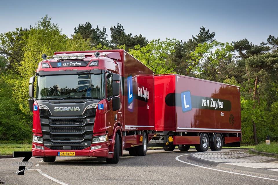 Vrachtwagen rijbewijs C en CE halen bij van Zuylen in Oss